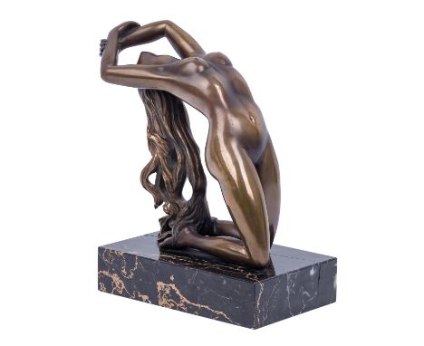 LEONG (Bildhauer/in 20. Jh), "Kniender weiblicher Akt, sich nach hinten streckend", Bronze, brüniert, vollpastischer Guss, am