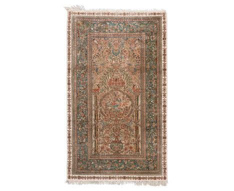 Orientteppich aus Seide, 20. Jh., 153/91 cm. Das Giebelfeld ist aufsteigend mit einem ausladenden Vasenmotiv gemustert und wi