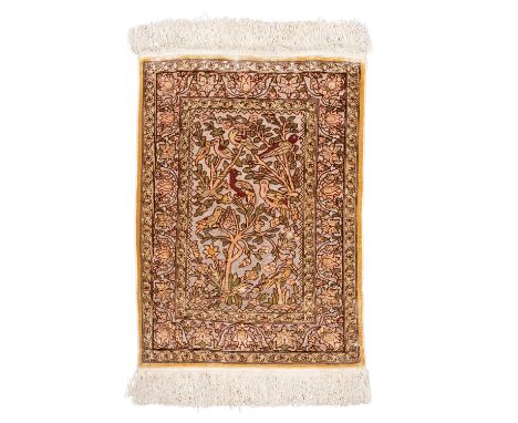 Orientteppich aus Seide, 20. Jh., ca. 62/45 cm Knüpfarbeit aus Seide mit Metallbrokat. Leichte Altersspuren.| Oriental silk c