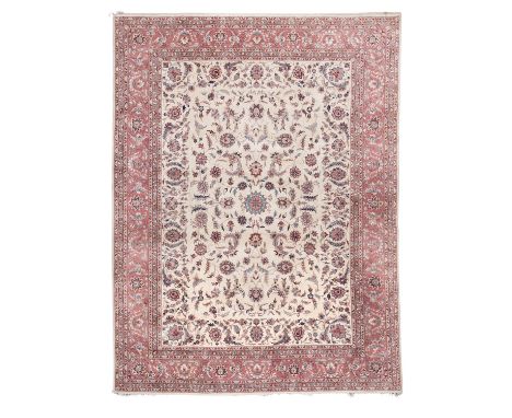 Orientteppich. 370x270 cm. Das hellbeigefarbene Innenfeld ist mit einem Schah-Abbas-Muster durchgemustert. Die cremerote Haup