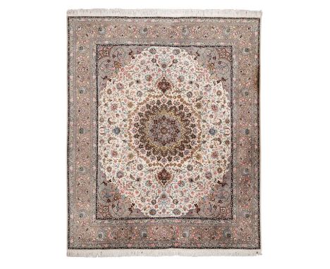 Orientteppich mit Seide. IRAN, 20. Jh., 302x248 cm. Medaillonteppich mit zentraler Rosette und entsprechenden Eckfüllungen au