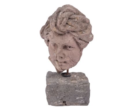 Antiker Kopf eines Knaben aus Sandstein. RÖMISCH, mit turbanähnlichem Kopfputz. H: 26 cm. Ursprünglich wohl Teil eines Relief