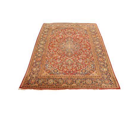 Orientteppich. KESHAN/PERSIEN, 20. Jh., 238x132 cm. Ein langgestrecktes Zentralmedaillon mit Anhängseln und entsprechenden Ec