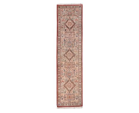 Orientteppich aus Seide. Galerie, 20. Jh., 300x70 cm. Der Teppich ist von hellbeiger Grundfarbe und mit geometrischen und flo