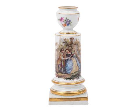 MEISSEN "Kerzenständer mit galanter Szenen nach Watteau" 1814-1860 polychrome Miniaturmalerei, Blumengebinde und Streublumen,