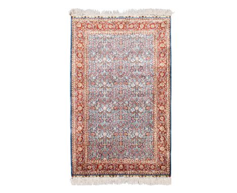 Orientteppich aus Seide. HEREKE, 20. Jh., 91/151 cm. Fond des Innenfeldes ist dicht mit einem symmetrischen Muster von Blüten
