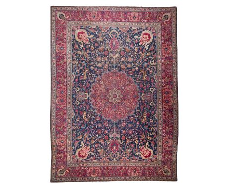Orientteppich. PERSIEN, Mitte 20. Jh., 474x342 cm. Eine monumentale Rosette mit Anhängseln dominiert den dunkelblauen Fond de