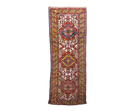 Orientteppich. LORI-ARMANIBAFF/PERSIEN, um 1930/35, 413x137 cm. Das wollweisse Innenfeld zeigt 3 geometrisch ausgestaltete Me