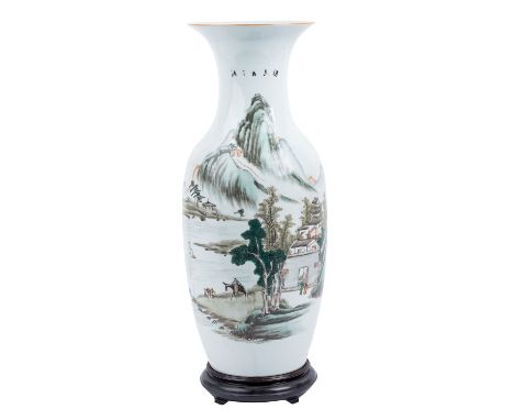 Vase aus Porzellan. CHINA, 20. Jh., grau glasiert und schauseitig bemalt mit einer Ideallandschaft die Figuren und einen Pago