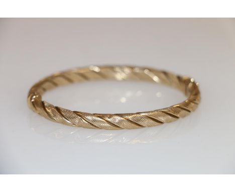 9ct gold rope twist hinged bangle, 10g. 