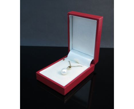 A 9ct gold necklace with diamond and pearl pendant