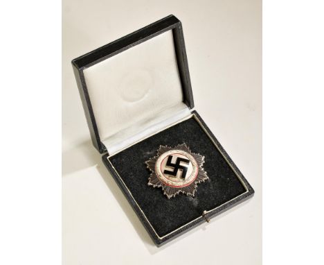 Orden und Ehrenzeichen - Deutsches Kreuz : Deutsches Kreuz in SilberCupal. Der Kranz versilbert und von rot emailliertem Reif
