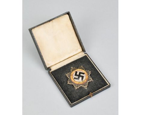 Orden und Ehrenzeichen - Deutsches Kreuz : Deutsches Kreuz in GoldBuntmetall / Cupal. Der Kranz vergoldet und von rot emailli