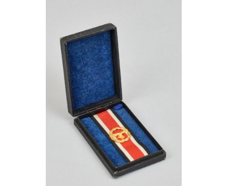 Orden und Ehrenzeichen - Ehrenblattspange : Ehrenblattspange der Luftwaffe.Buntmetall - vergoldet. Auf originaler EK - Bandun