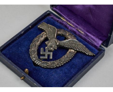 Orden und Ehrenzeichen - Auszeichnungen Luftwaffe : Flugzeugführerabzeichen.Buntmetallausführung, der Kranz versilbert, der A