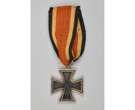 Orden und Ehrenzeichen - Ritterkreuz : Ritterkreuz des Eisernen KreuzesEisenkern mit Silberzarge. Am Originalbandabschnitt.  