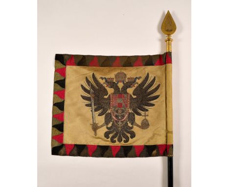 Militaria Ausland - Österreich : Österreichische Regimentsstandarte.Das Fahnentuch aus feinster gelber Seide mit Bordüre aus 