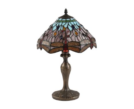 A Tiffany style lamp and shade, the glass shade decorated with dragonflies.  Height +/- 46 cm.   CONDITION REPORT:  The lamp 
