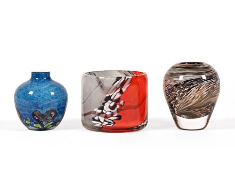 Three Art Glass vases, a Caithness vase in grey and red marble effect, height 11 cm, diameter +/- 13 cm, a Wedgwood vase heig