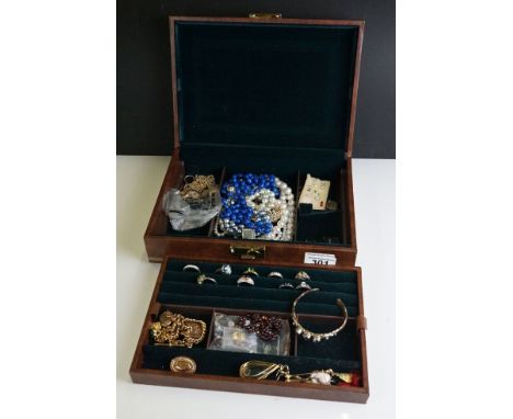 A wood and faux leather jewellery box with contents to include vintage and contemporary costume jewellery to include silver, 