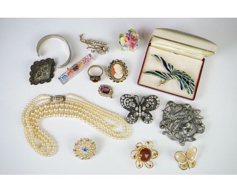 Collection of jewellery, to include boxed gilt &amp; enamel flying goose brooch, pearl necklace, vintage brooches, Alpaca MOP