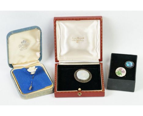 A small collection of vintage costume jewellery to include a Ruskin cabochon brooch and a Scandinavian silver and enamel broo