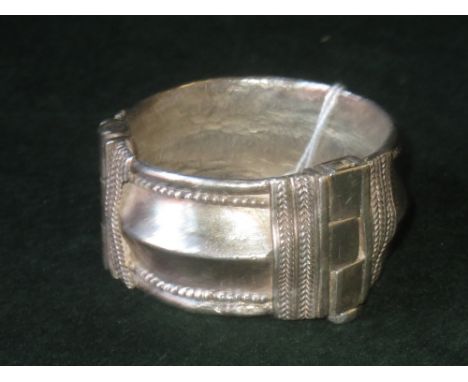 African style white metal bangle 9ozt
