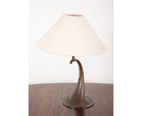 AN EARLY 20TH CENTURY COPPER TABLE LAMP OF ART NOUVEAU STYLE with curved flared stem on circular base, with shade, 35cm high 