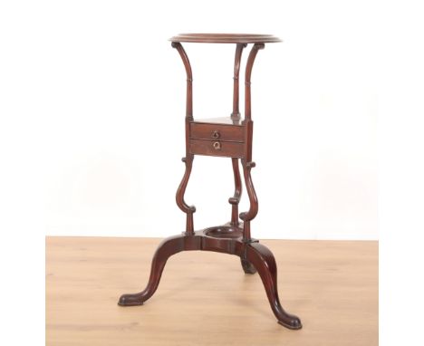 A GEORGE III MAHOGANY BASIN STAND with dished top, two small triangular drawers to central frieze, on triple downswept suppor