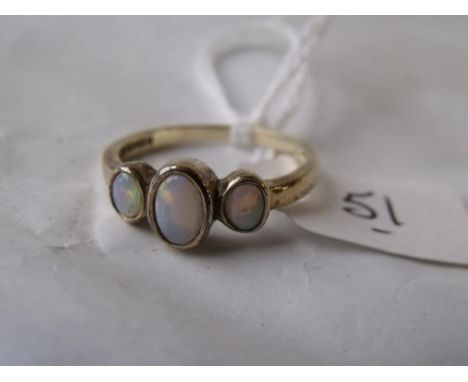 Three stone opal 9ct ring 2.7g 'O'     