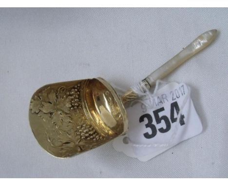 Silver gilt Georgian caddy scoop on mop handle Birm  1813 by SP 7g        