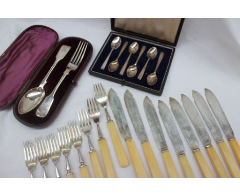 A George VI silver bladed fruit set, Birmingham, 1939, together with cased silver tea spoons and a Victorian cased silver spo