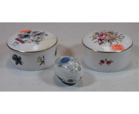 Two Worcester trinket jars and covers; together with a Wedgwood example (3) 