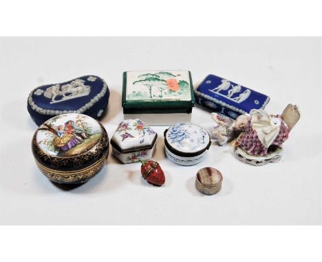 Assorted trinket boxes, to include Wedgwood blue jasper heart shaped example, porcelain snuff-boxes etc 