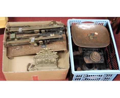 Mixed lot to include oak gallery tray, brass letter rack, a cast iron kitchen scale with weights etc