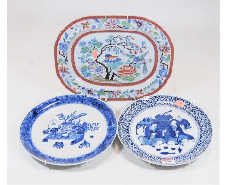 A blue and white plate, in the Chinese style, the centre decorated with a vase issuing flowers within interior, dia.24cm; tog