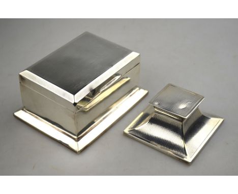 An Art Deco style engine-turned silver cigarette box, Birmingham 1926, 13.5 cm wide, to/w a square capstan inkwell, Birmingha