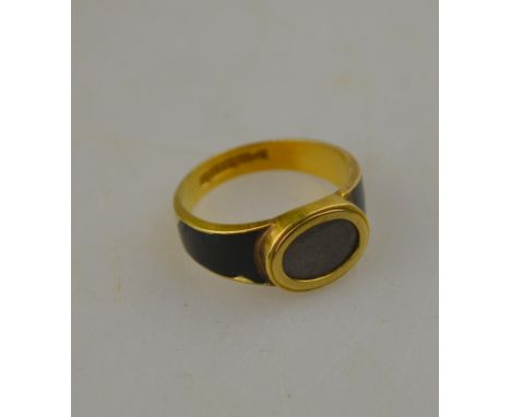 A Victorian 15 ct yellow gold mourning ring having hair work centre and black enamelled shoulders, hallmarked Chester 1889, i