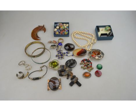 A quantity of antique and vintage jewellery including loose Venetian beads, loose pearls, fragments of jet, enamel bangle etc