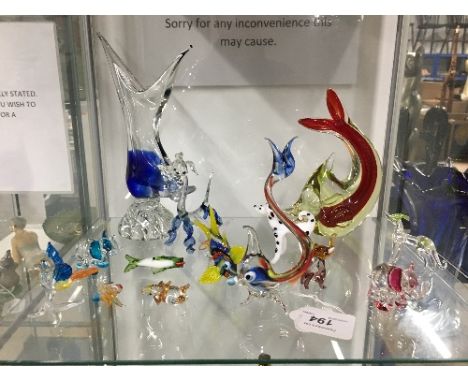 2 VINTAGE STUDIO GLASS FISH AND A COLLECTION OF GLASS ANIMALS