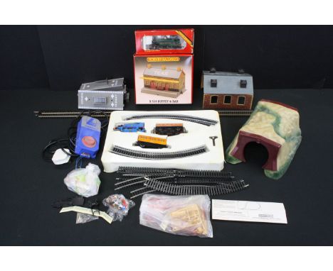 Quantity of Hornby OO gauge model railway to include Thomas the Tank Engine locomotive set with Annie &amp; Clarbel coaches, 
