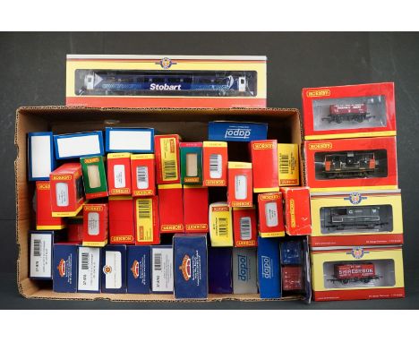 39 Boxed OO gauge items of rolling stock /rolling stock accessories to include 23 x Hornby, 7 x Bachmann, 8 x Dapol and 1 x O