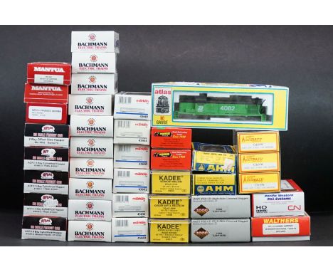 39 Boxed HO gauge items of rolling stock to include 10 x Bachmann, 6 x Walthers, 2 x AHM, 3 X Accurail, 1 x Walthers, 6 x Atl