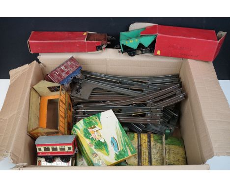 Quantity of Hornby O gauge tin plate model railway to include 2 x boxed items of rolling stock (Hopper Wagon &amp; Flat Truck