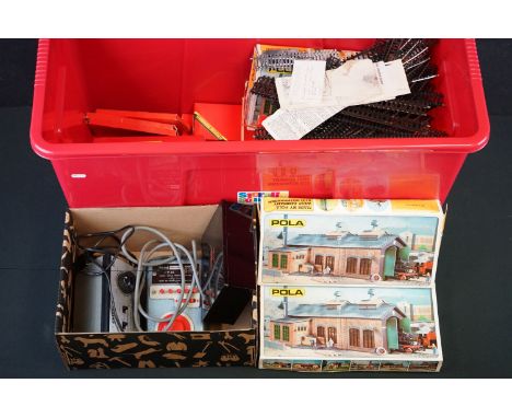 Quantity of OO / HO gauge model railway to include boxed Triang Hornby RS24 train set, various boxed &amp; unboxed track, box