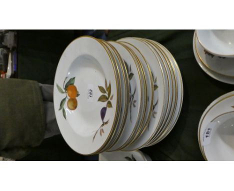 A Collection of Royal Worcester Evesham to Include Six Dinner Plates, Five Side Plates and Four Bowls