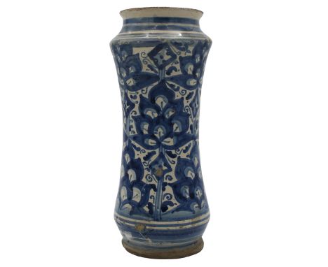 Antica maiolica decorata a tutto tondo a motivi vegetali ed ornamentali in azzurro su fondo bianco (restauri sul collo). Calt