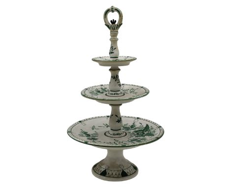 Ceramica decorata a motivi floreali in verde su fondo bianco. Secolo XX. Cm h 47Ceramic decorated with green floral motifs on