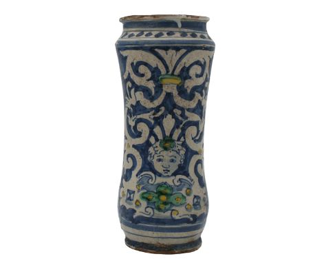 Antica maiolica decorata a motivi ornamentali in azzurro e verde con mascherone nella parte bassa. Sul retro decorazioni vege