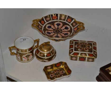 A Royal Crown Derby 1128 pattern trinket box and cover; a loving cup; table cigarette lighter; pin dish; a comport